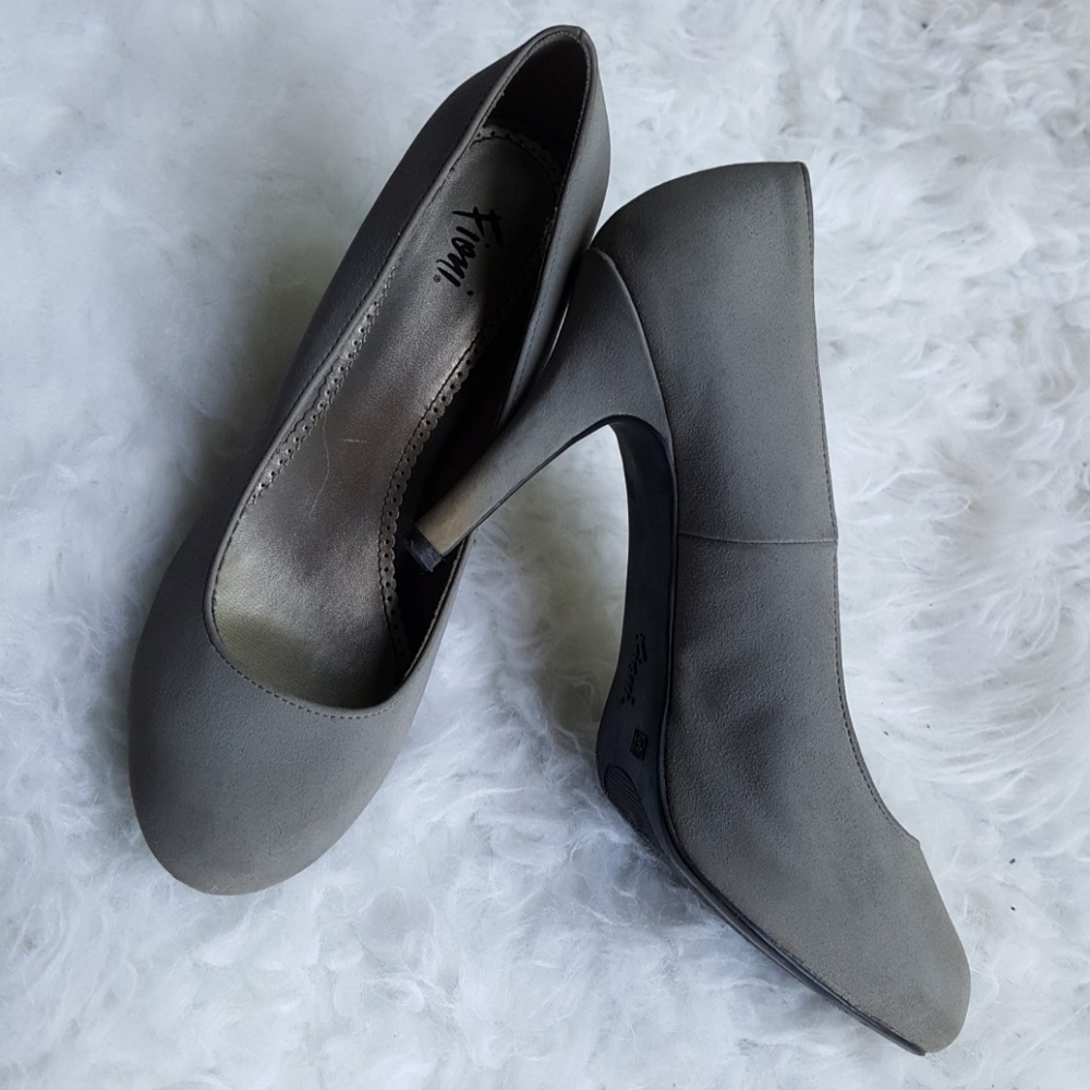 Gray pumps